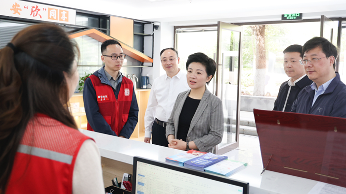 万闻华在海陵区京泰路街道泰安社区调研学习教育开展情况